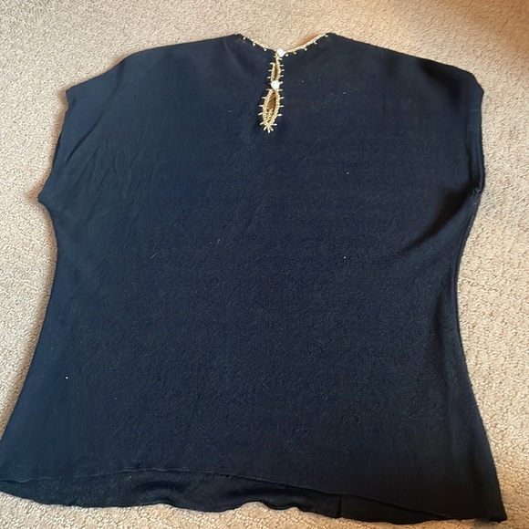 Vintage top with chain and pearl neckline - Picture 5 of 7